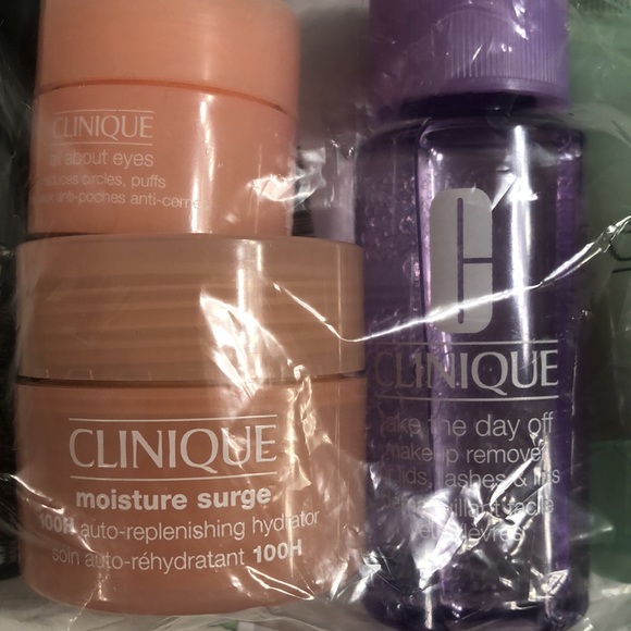 Clinique gift set - unopened - Picture 3 of 4